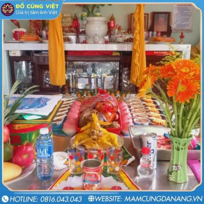 Lễ đầy tháng là cột mốc quan trọng đầu đời của bé. Trong đó, bài cúng đầy tháng bé trai đóng vai trò quan trọng không kém, giúp thể hiện lòng thành kính và mong ước những điều tốt đẹp nhất đến với con. Nếu bạn chưa biết bài cúng đầy tháng cho bé trai như thế nào, khấn làm sao thì bài viết dưới đây của Đồ Cúng Việt Đà Nẵng sẽ giúp bạn. Bài cúng đầy tháng bé trai chuẩn Bài cúng đầy tháng bé trai là phần quan trọng trong nghi lễ cúng đầy tháng cho bé. Dưới đây là bài văn khấn, bài cúng đầy tháng bé trai đầy đủ, dễ đọc, phù hợp với phong tục truyền thống: “Nam mô A Di Đà Phật! Nam mô A Di Đà Phật! Nam mô A Di Đà Phật! Nam mô Đại Bi Quan Thế Âm Bồ tát Con lạy Đệ nhất Thiên tỷ đại tiên chúa Con kính lạy Đệ nhị Thiên đế đại tiên chúa Con kính lạy Đệ tam Thiên Mụ đại tiên chúa Con kính lạy Tam thập lục cung chư vị Tiên Nương Hôm nay, là ngày …… tháng ……. năm ……………(âm lịch) Vợ chồng con là .................................................. .............................................. sinh được con Trai đặt tên là ……………………………………..………… Chúng con ngụ tại ……………………………………………………………………. Nay, nhân ngày đầy tháng chúng con thành tâm sửa biện hương hoa lễ vật và các thứ cúng dâng bày lên trước án, trước bàn toạ chư vị Tôn thần kính cẩn tâu trình: Nhờ ơn thập phương chư Phật, chư vị Thánh hiền, chư vị Tiên Bà, các đấng Thần linh, Thổ công địa mạch, Thổ địa chính thần, Tiên tổ nội ngoại, cho con sinh ra cháu, tên .................................................. sinh ngày .......................................... được mẹ tròn, con vuông. Cúi xin chư vị tiên Bà, chư vị Tôn thần giáng lâm trước án, chứng giám lòng thành thụ hưởng lễ vật, phù hộ độ trì, vuốt ve che chở cho cháu được ăn ngon, ngủ yên, hay ăn chóng lớn, vô bệnh vô tật, vô ương, vô hạn, vô ách, phù hộ cho cháu bé được tươi đẹp, thông minh, sáng láng, thân mệnh bình yên, cường tráng, kiếp kiếp được hưởng vinh hoa phú quý. Gia đình con được phúc thọ an khang, nhân lành nảy nở, nghiệp dữ tiêu tan, bốn mùa không hạn ách nghĩ lo. Xin thành tâm đỉnh lễ, cúi xin được chứng giám lòng thành. Nam mô A Di Đà Phật! Nam mô A Di Đà Phật! Nam mô A Di Đà Phật!” Mâm cúng đầy tháng cho bé trai gồm những gì? Mâm cúng đầy tháng cho bé trai là nghi lễ quan trọng để tạ ơn 12 bà Mụ và Đức Ông đã che chở bé từ khi chào đời. Tùy theo vùng miền, lễ vật có thể khác nhau, nhưng vẫn cần đảm bảo đầy đủ và đúng phong tục. Lễ vật Lễ vật cúng đầy tháng cho bé trai miền Trung được chia thành 2 mâm: mâm cúng 12 bà Mụ và mâm cúng Đức Ông. Dưới đây là danh sách lễ vật cần chuẩn bị: Lễ vật cúng 12 bà Mụ: 12 chén chè trôi nước nhỏ + 1 chén lớn 12 chén xôi nhỏ + 1 đĩa xôi lớn (xôi gấc, xôi vò...) 12 chén cháo nhỏ + 1 tô cháo lớn 1 con gà luộc Tam sên (thịt heo luộc, trứng, tôm/cua) 13 miếng trầu têm cánh phượng 13 đôi hài nhỏ, 13 bộ váy áo giấy, 13 nén vàng mã Hoa tươi, nhang, nến, nước, rượu, trà Bánh kẹo, phẩm oản, đồ chơi trẻ em Cua, ốc, tôm – 12 con nhỏ và 1 con lớn (có thể sống hoặc hấp chín) Lễ vật cúng Đức Ông: 1 con gà luộc tréo cánh 1 tô cháo lớn, 1 tô chè lớn 3 đĩa xôi lớn 1 miếng thịt quay 1 đĩa ngũ quả tươi Trầu cau têm cánh phượng Rượu, trà, giấy tiền vàng mã Mâm cúng đầy tháng bé trai Việc sắp xếp mâm cúng cũng rất quan trọng, thể hiện sự tôn kính với các vị thần linh: Mâm cúng Mụ đặt ở vị trí cao hơn, thường là bàn thờ hoặc bàn riêng trang trọng. Mâm cúng Đức Ông đặt thấp hơn một chút. Cách bài trí mâm cúng: Gà luộc đặt ở giữa mâm. Xôi, chè, cháo xếp cân đối hai bên. Hoa tươi cắm bình và để hai bên mâm. Đồ chơi của bé đặt gần mâm cúng Mụ. Giấy tiền, trầu cau, bánh kẹo... sắp gọn gàng và đối xứng. Tùy điều kiện kinh tế, gia đình có thể giản lược một số lễ vật, nhưng vẫn cần giữ đầy đủ ý nghĩa và thành tâm khi dâng cúng. Cách cúng đầy tháng bé trai Lễ cúng đầy tháng bé trai gồm ba nghi thức chính: cúng lễ, đặt tên và khai hoa (bắt miếng). Cúng lễ: Bố hoặc mẹ thắp hương, bế bé ra trước mâm cúng và đọc bài khấn. Đặt tên: Gieo 2 đồng xu để xin tổ tiên chấp thuận tên bé. Khai hoa: Bế bé, dùng hoa quơ quanh miệng và đọc lời chúc may mắn. Sau lễ, gia đình tụ họp ăn uống và chúc phúc cho bé. Hy vọng qua bài viết, bạn đã hiểu rõ bài cúng đầy tháng bé trai đơn giản, đúng chuẩn và cách chuẩn bị sao cho đầy đủ, đúng phong tục. Nếu bạn không có thời gian tự tay chuẩn bị, hãy để Đồ Cúng Việt Đà Nẵng hỗ trợ. Chúng tôi cung cấp mâm cúng đầy tháng cho bé trai trọn gói, đúng nghi lễ miền Trung, giúp giao tận nơi, đầy đủ lễ vật, đảm bảo vệ sinh và tiết kiệm thời gian cho gia đình bạn.